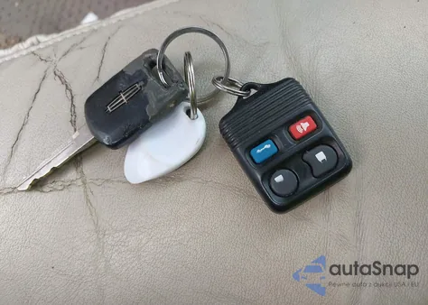 2003 Lincoln Town Car Cartier z USA, uszkodzony, nr VIN 1LNHM83W33Y637102